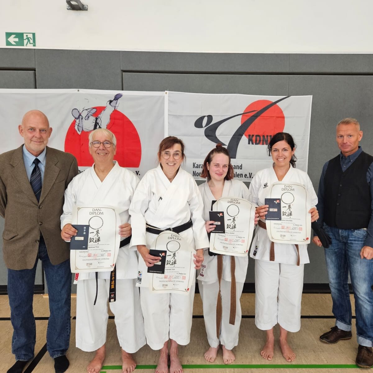 Dan-Prüfungen 2024 - Gruppenfoto der Prüfunglinge und Prüfer